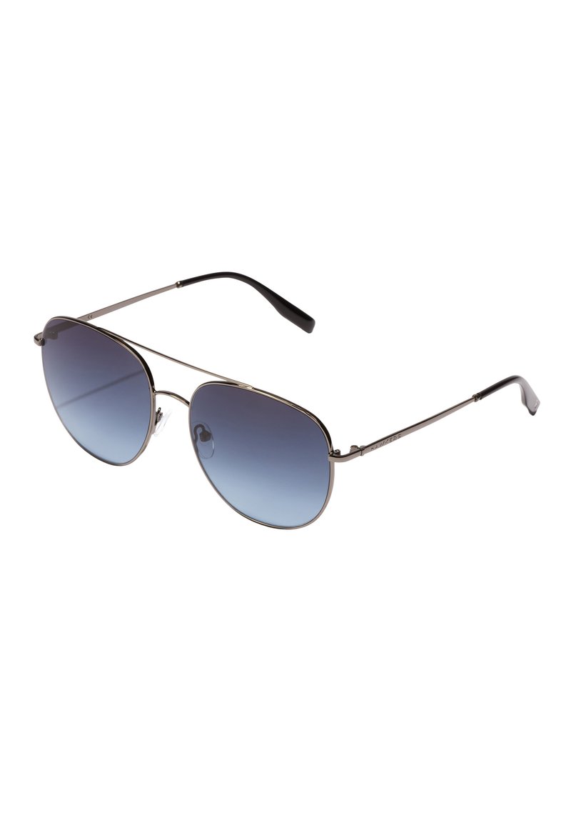 Ochelari de soare aviator cu rama din metal, cu lentile gradient de culoare albastră și vârfuri negre ale bratelor, pe un fundal alb.