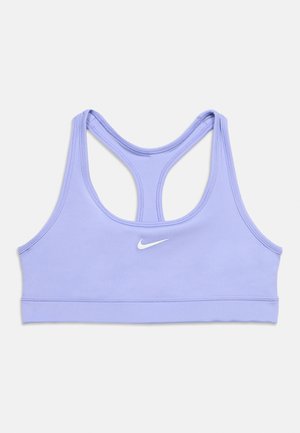 Levandų spalvos sportinė liemenėlė su racerback stiliaus nugarėle ir baltu Nike swoosh logotipu centre priekyje, foto iš viršaus ant balto fono.