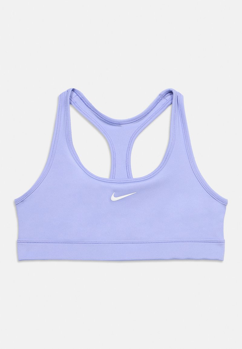 Lawendowy sportowy biustonosz z wycięciem racerback i białym logo Nike Swoosh na środku przodu, ułożony na płasko na białym tle.