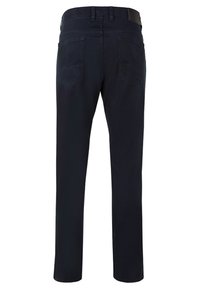 Granatowe spodnie wykonane z tkaniny bawełnianej z domieszką włókien, o prostym kroju nogawki, z dwoma tylnymi kieszeniami i gładkim pasem.