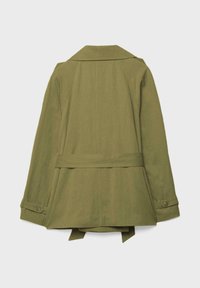 Trench-coat vert olive avec une ceinture à la taille et des sangles boutonnées aux manches, vu de dos sur un fond blanc.