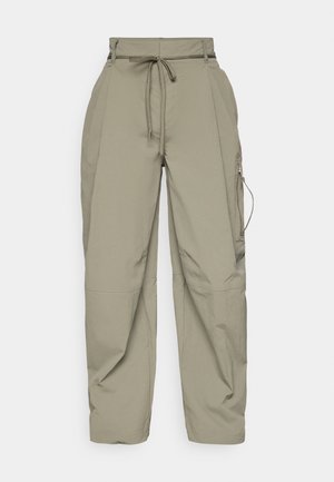 Licht olijfgroene cargobroek met een trekkoord in de taille, een wijd gesneden pasvorm en zijzakken met rits. Gemaakt van een lichtgewicht, gestructureerd materiaal.