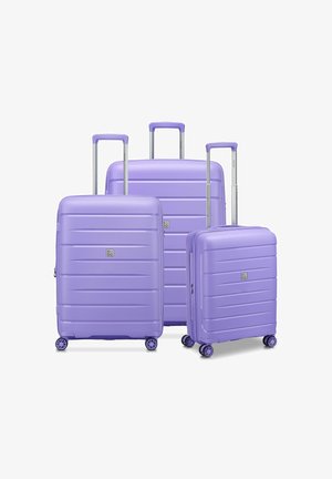 Drie paarse harde koffers van verschillende groottes met een textuur van horizontale lijnen, uitschuifbare handvatten en elk vier wielen voor mobiliteit.