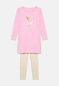 Ροζ μακρυμάνικη τουνίκ με γραφικό μπαλαρίνας, συνδυασμένη με μπεζ κολάν. Κατασκευασμένη από απαλό βαμβακερό ύφασμα για άνεση.