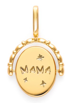 Colgante ovalado de oro con borde dentado, grabado con "MAMA" y tres pequeños diseños en forma de estrella, unido a un lazo de oro.