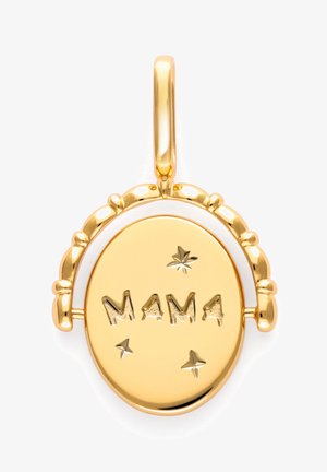 Colgante ovalado de oro con borde dentado, grabado con "MAMA" y tres pequeños diseños en forma de estrella, unido a un lazo de oro.