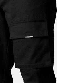Unselected, black