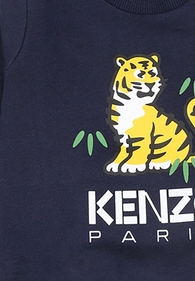 Sweatshirt bleu marine avec un graphique de tigre jaune rehaussé de touches de vert et le texte "KENZO PARIS" en blanc sous le design.