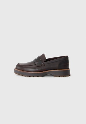 Brune lærloafers med lav profil, med sømdetaljer, en lett hevet gummisåle og en glatt overflate.
