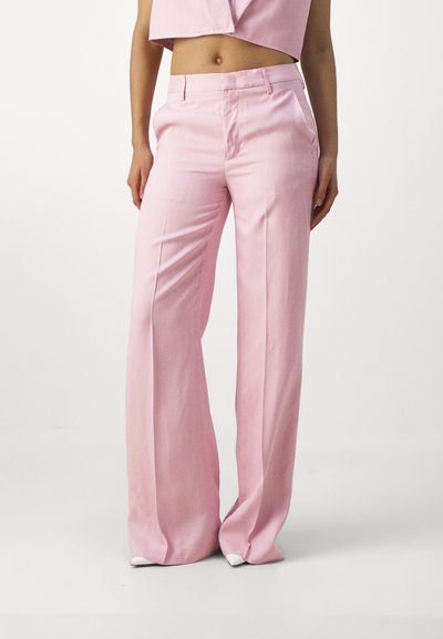 Pantalons larges roses en tissu lisse avec une coupe ajustée, dotés de poches avant et d'une taille classique.