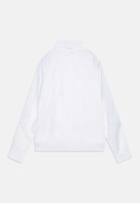 Weißer Langarm-Jacke mit hohem Kragen, sichtbaren Nähten an Ärmeln und Rücken, von hinten auf einem einfarbigen Hintergrund gezeigt.