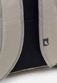 Nike Sportswear HERITAGE UNISEX - Mochila - stone/black/white