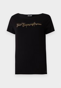 Fekete pamut póló kerek nyakkivágással. Az elején arany csillogó, dőlt betűs szöveg látható. Rövid ujjú, laza szabású.