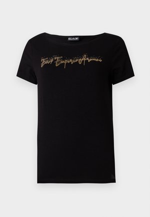 Crna majica od pamuka s okruglim izrezom. Sprijeda ima zlatni sjajni tekst u kurzivnom stilu. Kratki rukavi i opušteni kroj.