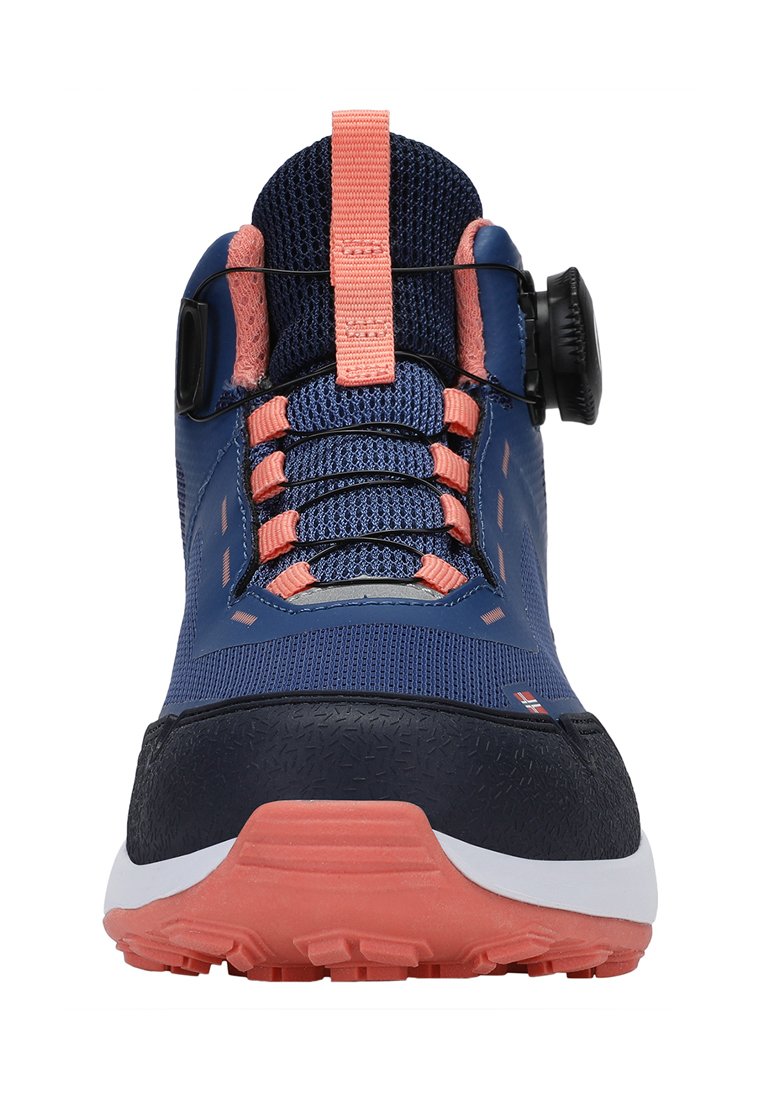 Zapatilla deportiva azul con una parte superior texturizada, acentos en rosa, una lengüeta prominente y un dial circular para un ajuste rápido. La suela es de color naranja y blanco.