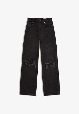 Zwarte denim recht gesneden jeans met versleten gescheurde gaten bij beide knieën, voorzakken en een tailleband met knoopsluiting.