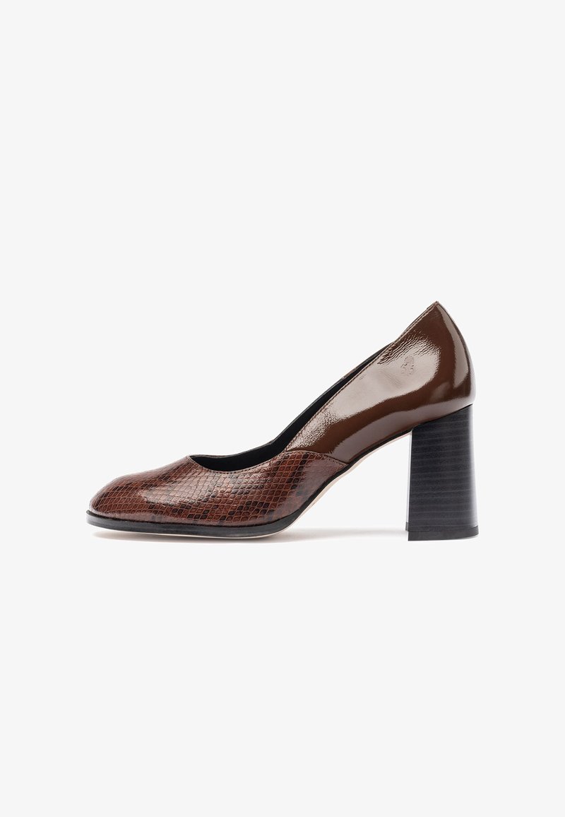 Pompe en cuir verni marron avec une tige en relief en imprimé serpent, un bout rond et un talon carré noir de 7 cm. Surface lisse et forme élégante.