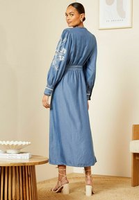 Love & Roses EMBROIDERED BELTED MIDI REGULAR FIT - Jeansklänning - blue