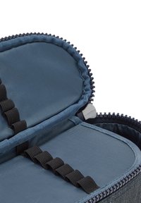 Custodia con zip in tessuto blu scuro, con una texture liscia, caratterizzata da cinturini elastici per l'organizzazione e una cerniera robusta per una chiusura sicura.