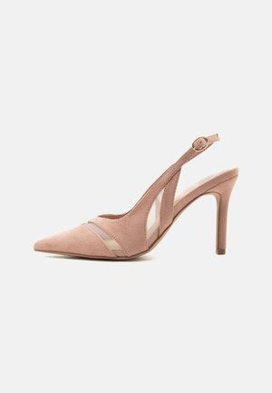 Zapato de tacón alto tipo slingback de ante rosa con punta puntiaguda, paneles laterales de malla y correa ajustable con hebilla.