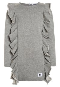 Graues Langarmkleid aus weichem Stoff, mit seitlichen Rüschen und einem Reißverschluss hinten. Etikett mit der Größe "M" in der unteren rechten Ecke.