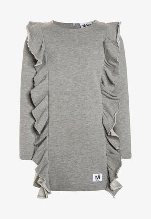 Robe grise à manches longues en tissu doux, avec des volants sur les côtés et une fermeture éclair dans le dos. Étiquette avec la taille « M » en bas à droite.