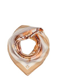Bufanda de seda en tonos beige cálido, con diseños florales y acentos en naranja y marrón. Textura suave, forma triangular con un detalle de logo.