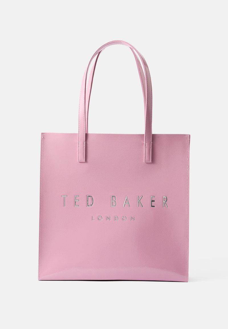 Sacola rosa feita de material sintético liso, com alças finas e detalhes em logotipo metálico prateado na frente.