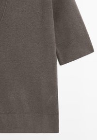 Maglione marrone talpa lavorato a maglia con maniche corte e polsini a coste, mostrato su sfondo bianco.