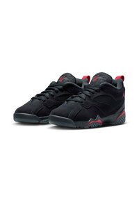 Baskets de sport en suède noir avec un design en mesh, des accents rouges et une semelle en caoutchouc dotée d'un motif de grip texturé.
