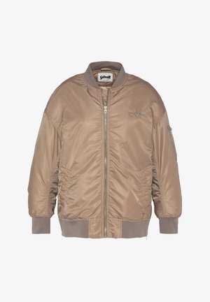 Braune Bomberjacke mit glänzender Oberfläche, gerippten Bündchen und Saum, mit Reißverschluss und seitlichen Taschen. Kombiniert mit hellblauen geraden Jeans.