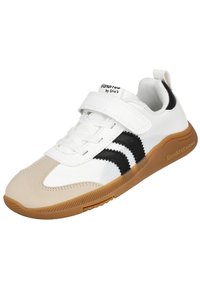 Zapatilla blanca con rayas negras, cinta de velcro y detalles en crema. Suela de goma con un acabado texturizado. Materiales sintéticos ligeros utilizados.