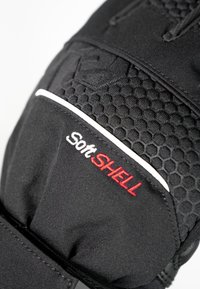 Zwarte SoftShell-handschoen met een getextureerd hexagonaal patroon, witte accentlijn en rood geborduurd logo. Duurzaam materiaal met een gladde afwerking.