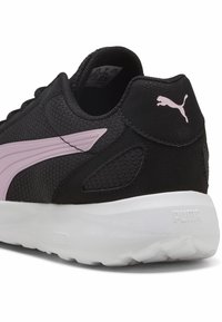Černá sportovní obuv s texturovaným síťovým svrškem, růžovým akcentem a bílou gumovou podrážkou. Obsahuje logo Puma na patě a designový detail na boku.