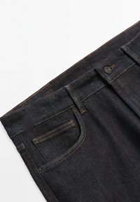 Mörka denimjeans har en rak passform, orange sömnad, femficksdesign och en knappstängning vid midjan.