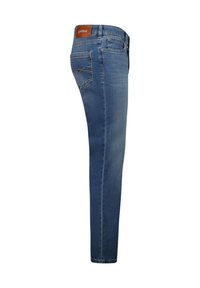 Enganliegende blaue Jeans aus Denim-Stoff mit einer mittelhohen Taille, schmal zulaufenden Beinen und einem braunen Logo-Patch am hinteren Bund.