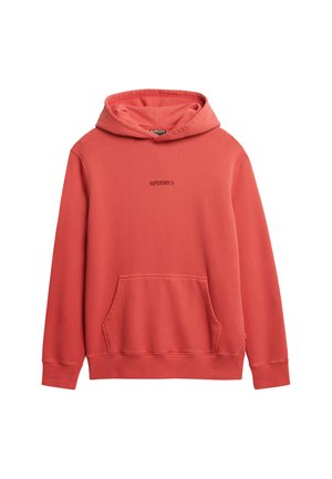 Sudadera de color rojo coral con un bolsillo frontal, capucha ajustable con cordón y un pequeño logo negro en el pecho, hecha de una tela suave.