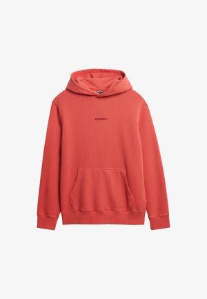 Hoodie rouge corail avec une poche avant, capuche réglable avec cordon, et un petit logo noir sur la poitrine, fabriqué en tissu doux.