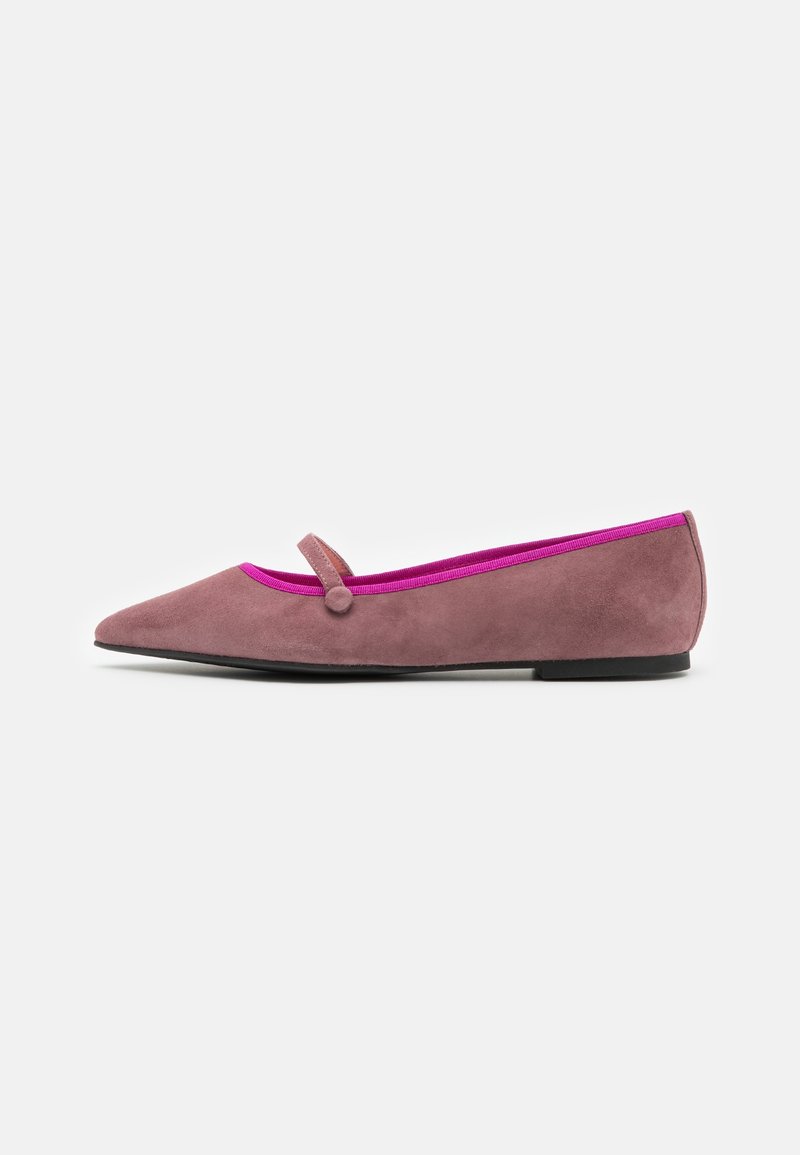 Chaussure plate en suede mauve à bout pointu avec une fine bride et un fermoir à bouton rond, rehaussée d'une bordure rose vif et d'une semelle noire.