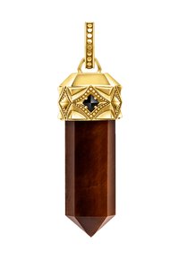 Goldener Anhänger mit einem facettierten braunen Stein, verziert mit geometrischen Mustern und runden Akzenten auf der Kappe, unten spitz zulaufend.