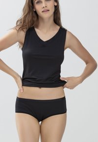 Czarny top bez rękawów z dekoltem w kształcie litery V i gładką fakturą, zestawiony z dopasowanymi czarnymi majtkami z prostym, elastycznym pasem.