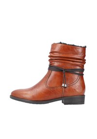 Braune Lederstiefelette mit gerafftem Schaft, schwarzem Kunstfellfutter, verstellbarem Schnürsenkel und kleinem Absatz. Merkmale sind Nähten und einem Logodetail.