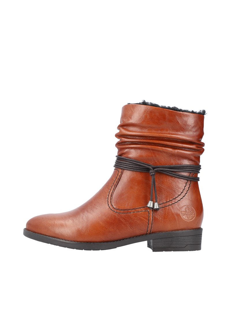 Braune Lederstiefelette mit gerafftem Schaft, schwarzem Kunstfellfutter, verstellbarem Schnürsenkel und kleinem Absatz. Merkmale sind Nähten und einem Logodetail.