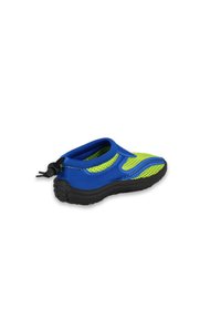 Blaue und gelbe Wasser-Schuh mit einem Mesh-Obermaterial, gummierter Sohle und einer Zuglasche an der Ferse für ein einfaches Anziehen.