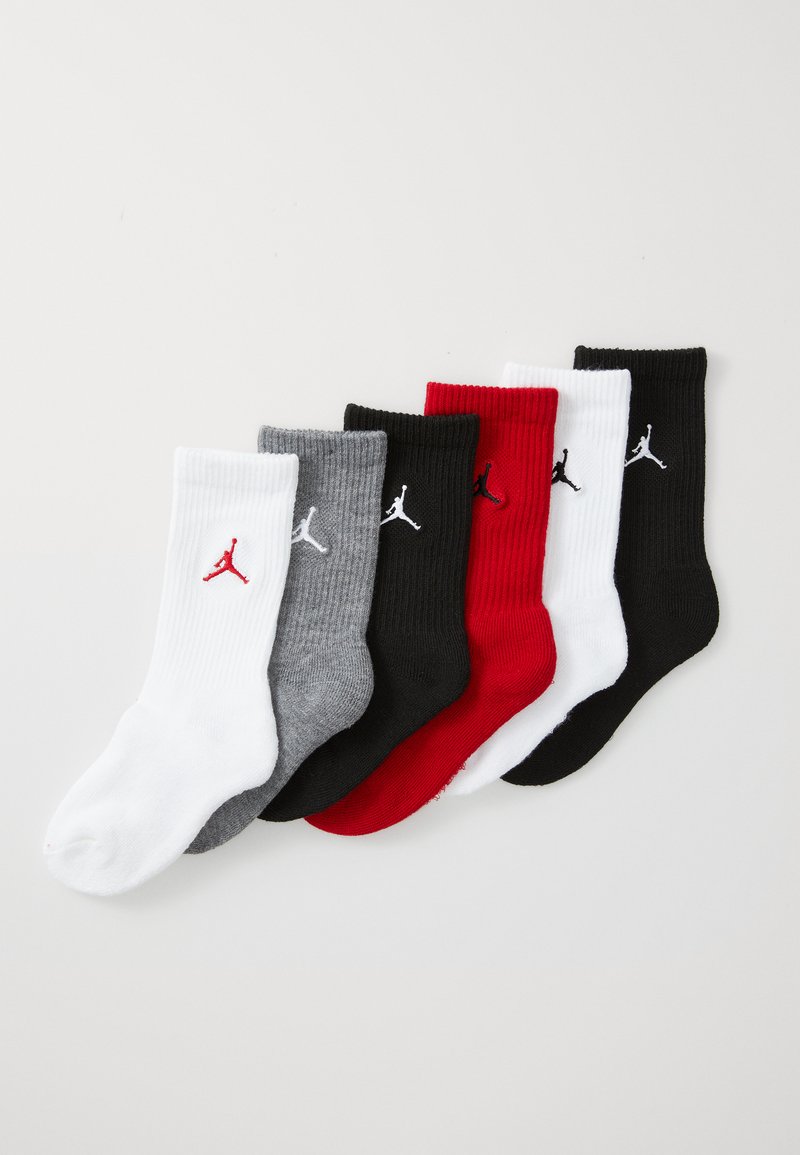 Seks par med sokker i hvit, grå, svart og rød, med ribbestruktur og Jumpman-logoen på siden.