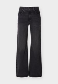 Μαύρο τζιν με ψηλή μέση και φαρδύ πόδι, με μπροστινό κουμπί, φερμουάρ, θηλιές ζώνης και στιλ με πέντε τσέπες σε απλό φόντο.