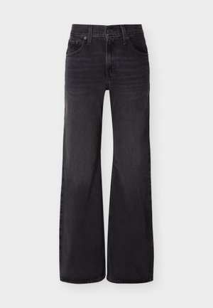 Μαύρο τζιν με ψηλή μέση και φαρδύ πόδι, με μπροστινό κουμπί, φερμουάρ, θηλιές ζώνης και στιλ με πέντε τσέπες σε απλό φόντο.