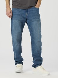 Sinised teksapüksid sirge säärega ja peene kulumisjäljega. Kandmine koos halli särgi ja valgete tossudega. Omab viit taskut ja vööaugud.