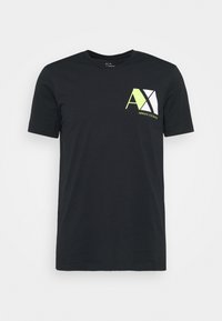Svart t-shirt med kort ärm och rund halsringning, med en liten neonfärgad gul och vit "AX Armani Exchange"-logotyp på vänster bröst.