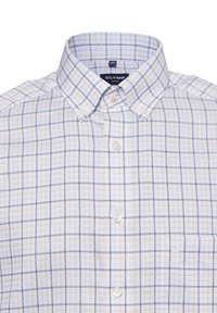 Camicia a scacchi blu chiaro e bianca con colletto button-down, dotata di taschino sul petto e bottoni in plastica. Tessuto misto cotone.